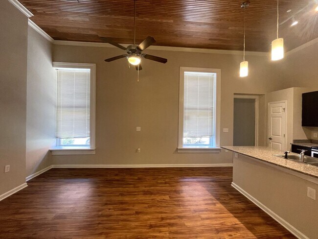 Building Photo - Stunning Two Bedroom Apartment in the Hear...