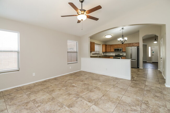 Foto del edificio - 1649 E Leslie Ave