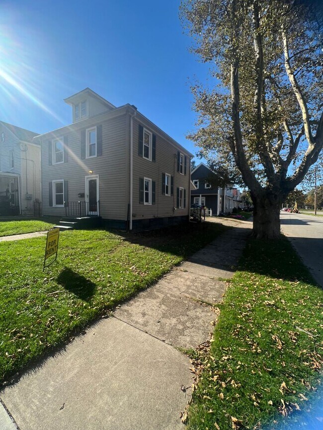 Foto del edificio - Large West Side 4 Bedroom House