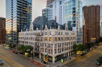 Building Photo - 810 N Clark St