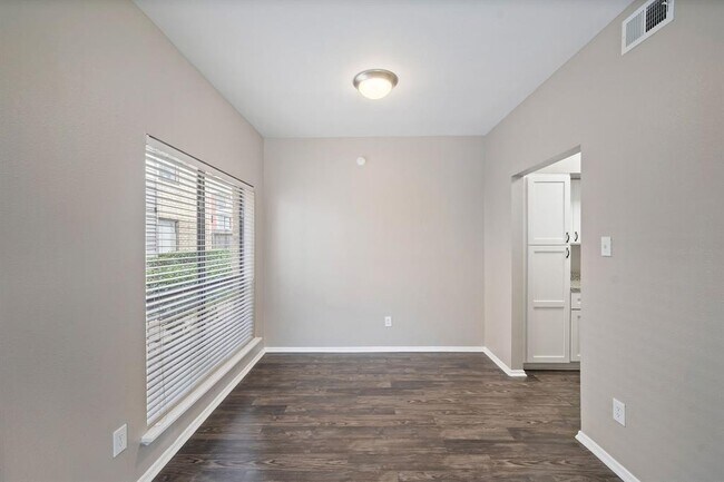 Building Photo - 2025 Augusta Dr