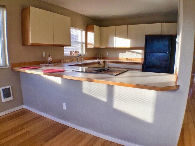 Building Photo - LARGE REENLAKE HOUSE 4 BEDROOMS 2 CAR GARAGE
