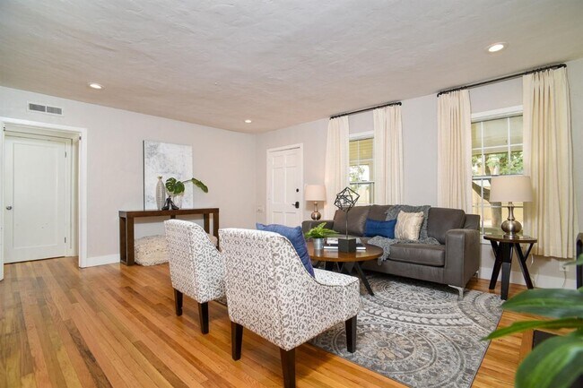 Foto del edificio - Remodeled 2 Bedroom Home with Yard near UC...