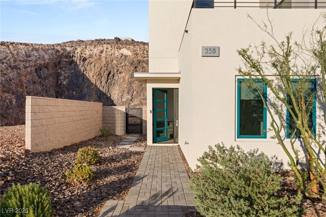 Primary Photo - 350 Solitude Peak Ln
