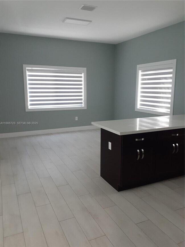 Foto del edificio - 23 Jenny Ln