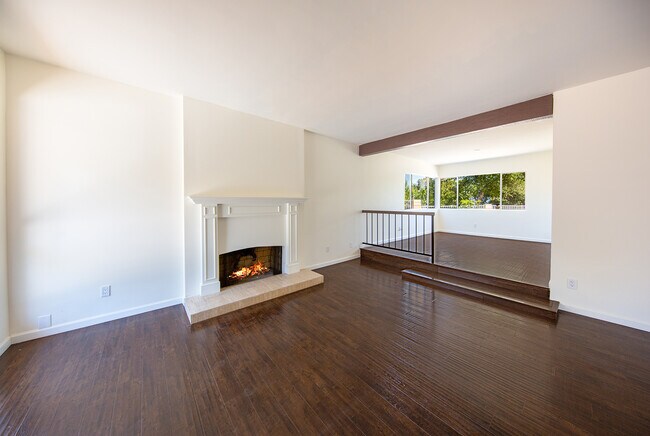 Building Photo - 4350 La Barca Dr