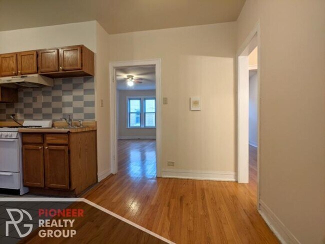 Building Photo - 1 bedroom in CHICAGO IL 60613