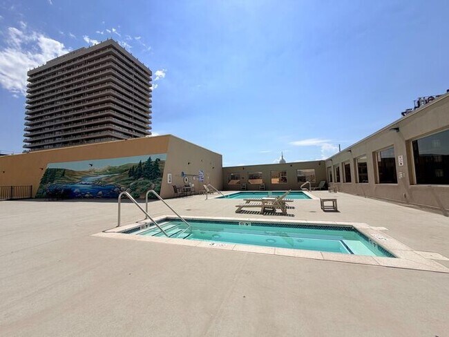 Foto del edificio - Riverwalk Tower 2 Bedroom Condo - 2 Parking Spaces/Private Laundry