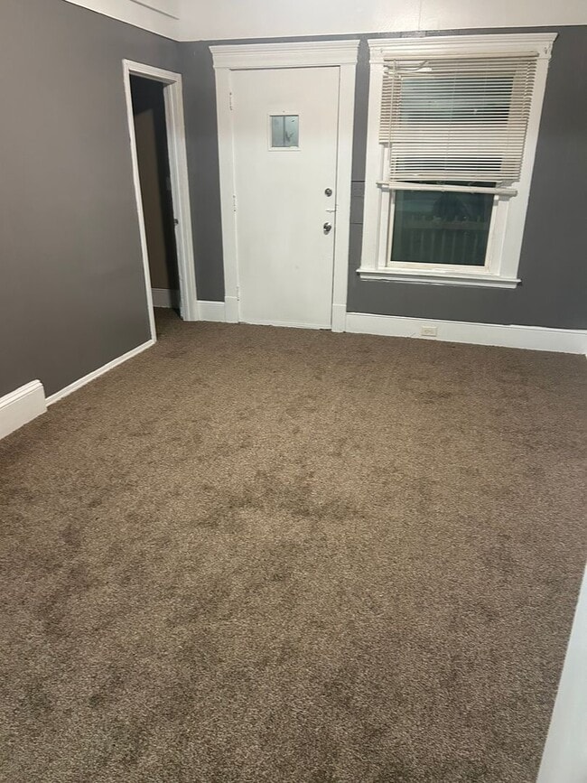 Building Photo - Collinwood area Single Home