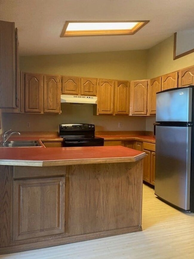 Building Photo - 2 Bedroom Apartment Near MSU! Small Dogs W...