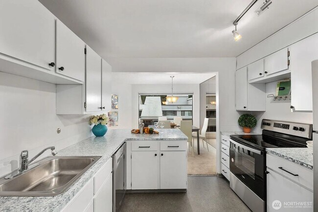 Foto del edificio - 3 Bedroom 2 Bathroom Plus Parking