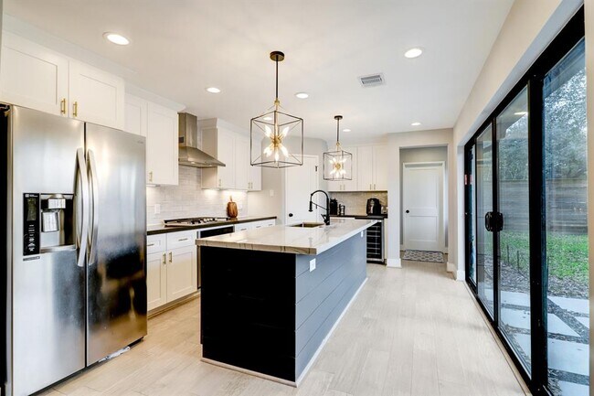 Building Photo - 211 Woodard St