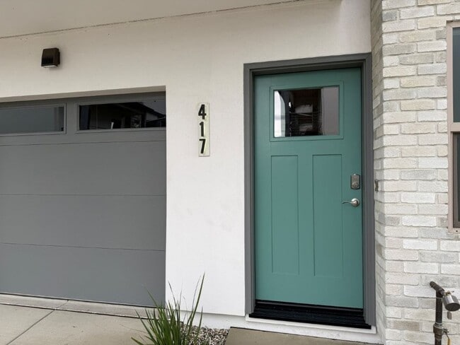 Foto del edificio - Loft home in downtown Woodland with SOLAR!!