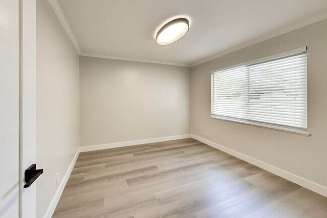 Foto del edificio - 1265 Oak Grove Ave
