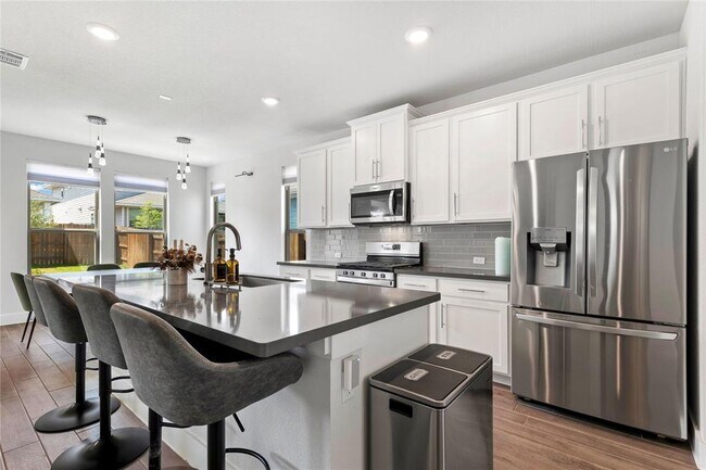 Foto del edificio - 8609 Cottage Rose Dr