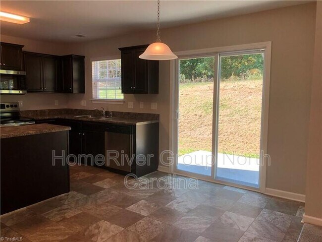 Foto del edificio - 222 Taylors Landing Ave