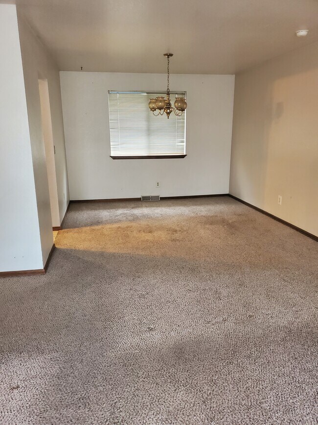 Dining room - 1078 N Pond Dr