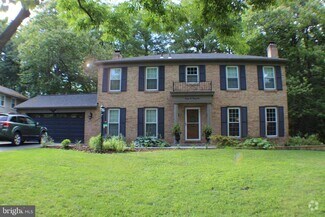 Building Photo - 2223 Abbotsford Dr