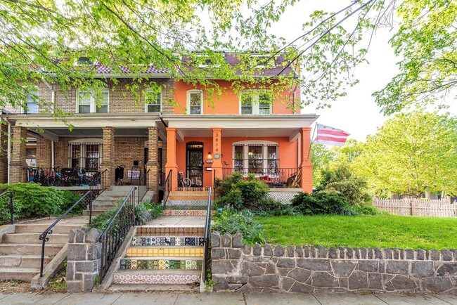 Building Photo - Unbeatable Family Home in the City w/ Park...