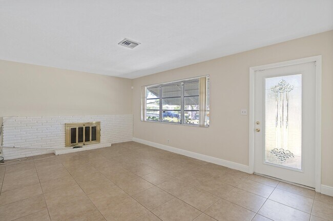 Foto del edificio - 230 Forest Hill Blvd