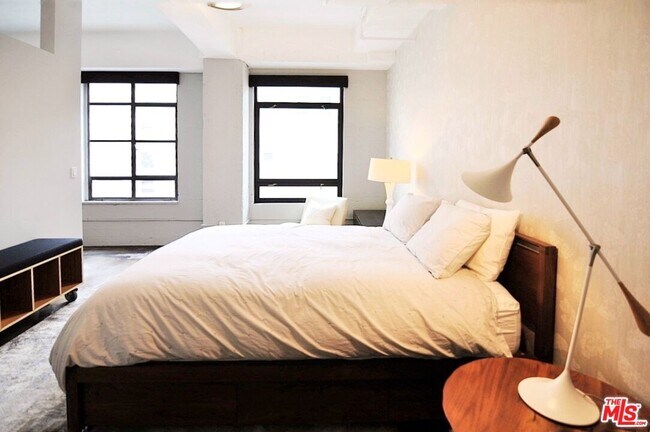 Foto del edificio - 849 S Broadway
