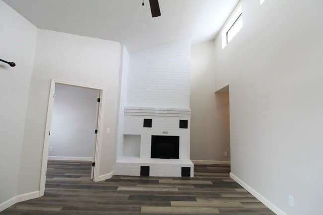 Foto del edificio - Fun and Stylish Living at Madison Manor! Top-Floor Condo with Vaulted Ceilings and Skylights