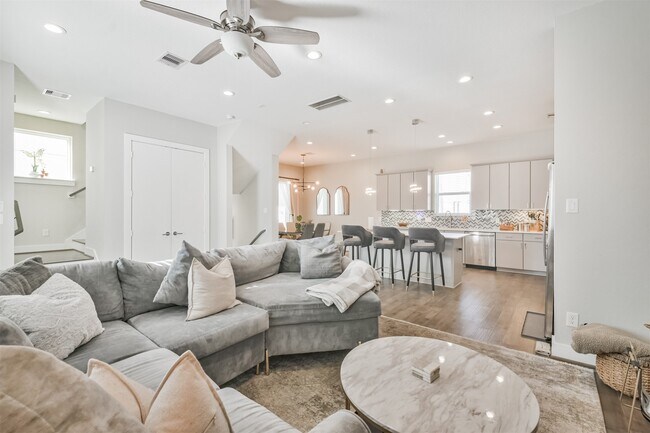 Foto del edificio - 8411 Hempstead Rd