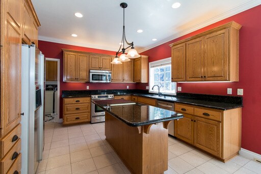 Building Photo - 2190 Lakeview Dr