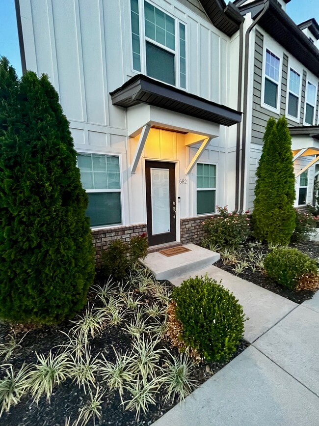 Building Photo - 682 Bristol Creek Dr