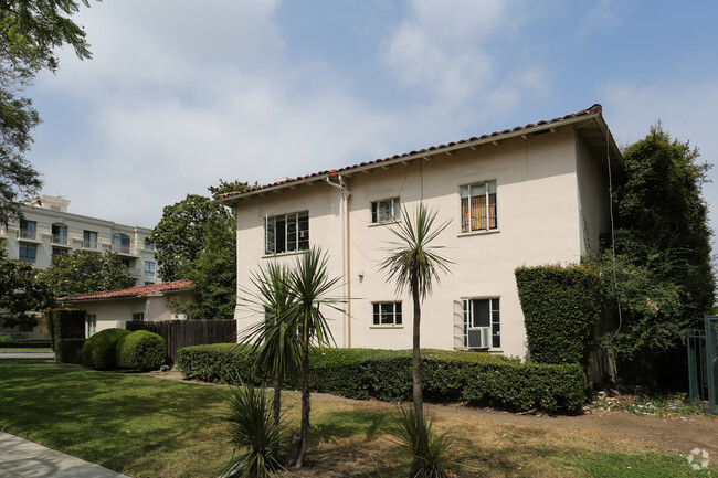 Building Photo - 9136 Beverly Blvd