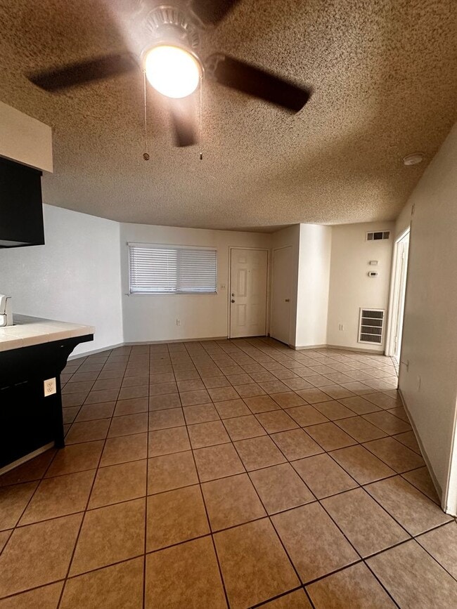 Building Photo - 2 bed 1 bath Apartment in Gated Community