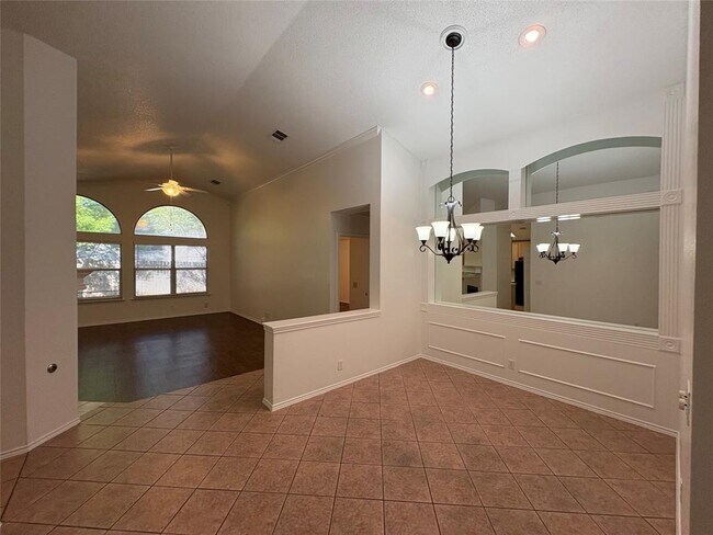 Foto del edificio - 8002 Marble Ridge Dr