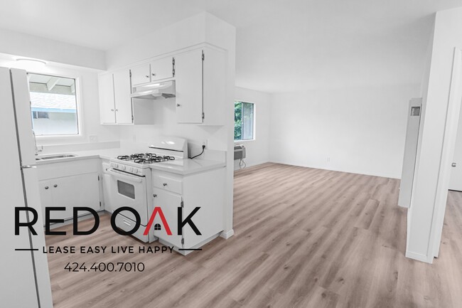 Building Photo - One of a Kind Bright  One Bedroom With Kit...