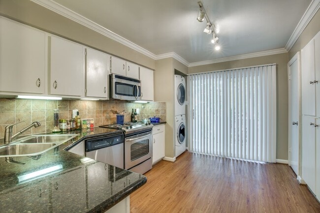 Building Photo - Spacious 2-Bed in Timeless Style!