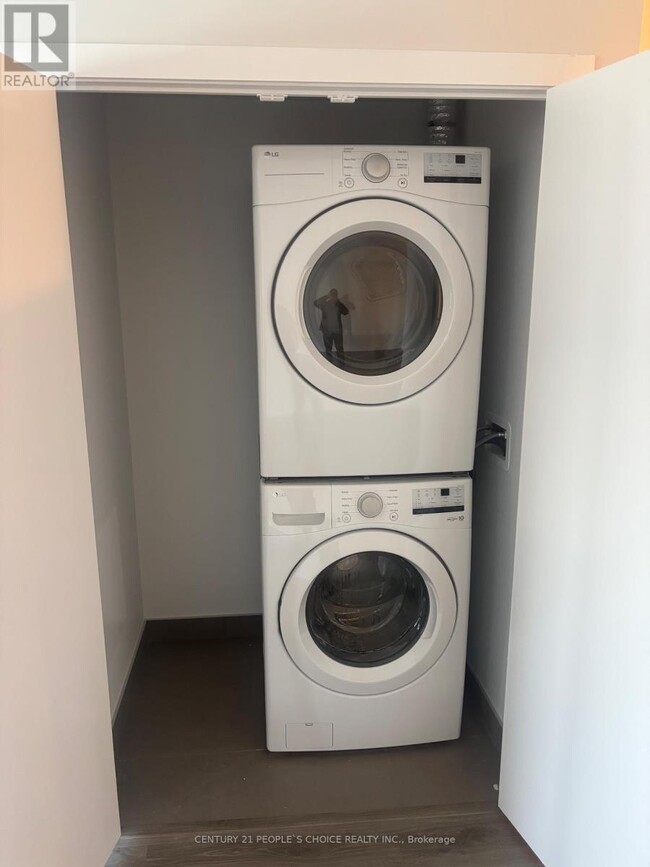 Photo du bâtiment - 430-3430 Square One Dr