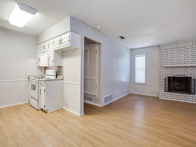 Building Photo - 502 E Worth St