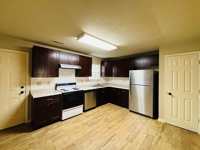 Building Photo - 4 Bedroom 2.5 Bath Townhouse