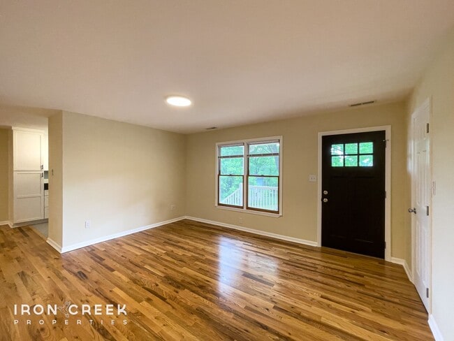 Building Photo - Beautifully Updated Three-Bedroom with Gar...