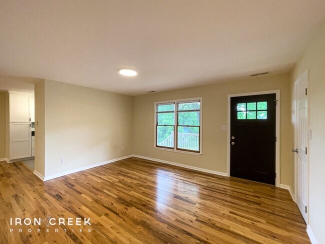 Foto del edificio - Beautifully Updated Three-Bedroom with Gar...
