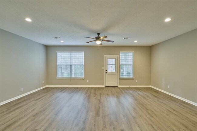 Building Photo - 136 Artesian Way