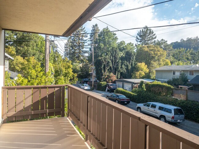 Building Photo - HUGE Stunning Remodeled 1BR/1BA Flat! Park...