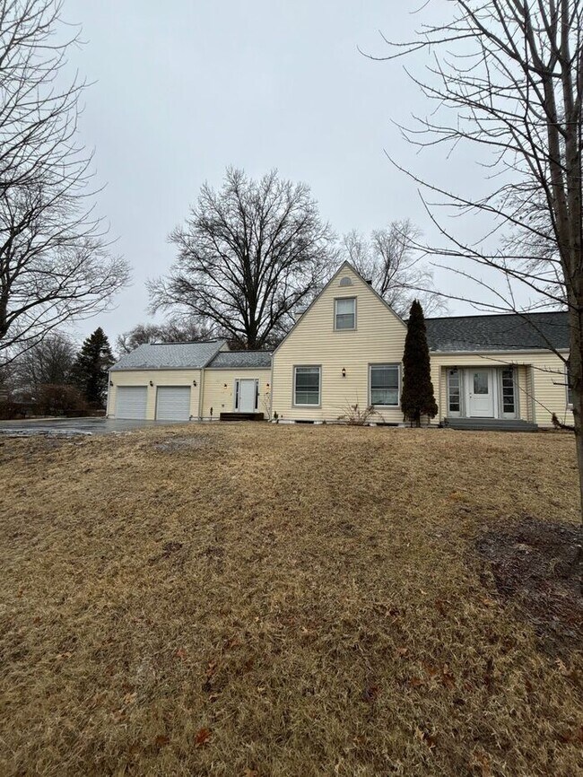 Building Photo - 5 BR/ 2 Bath Home Available Soon!