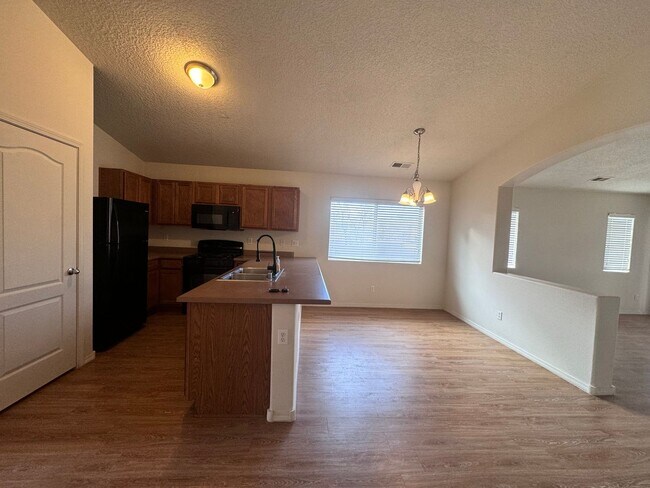 Foto del edificio - 3 bed 2 bath home in Los Lunas  MOVE IN SPECIAL!