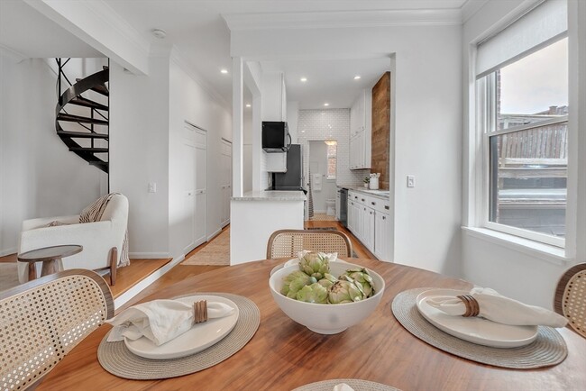 Building Photo - 11 Cazenove St