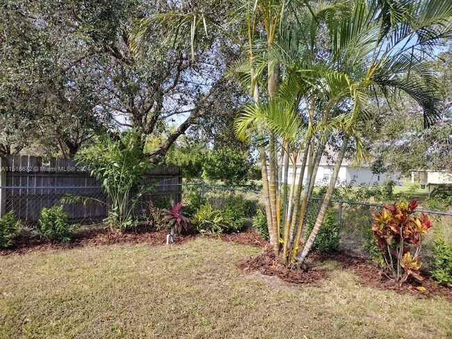 Building Photo - 841 NW Riverside Dr