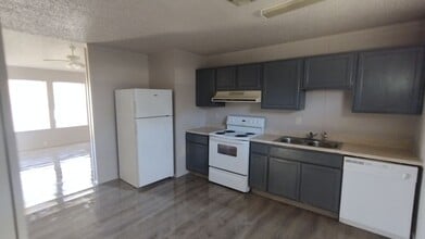 Building Photo - 923-925 Meadowlark Cir