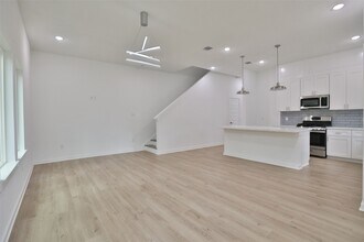 Building Photo - 9347 Lavender St