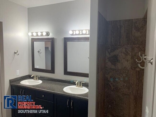 Foto del edificio - 4 Bedroom townhome