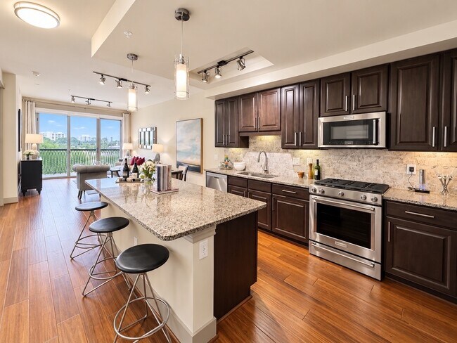 Building Photo - 10401 Town & Country Way