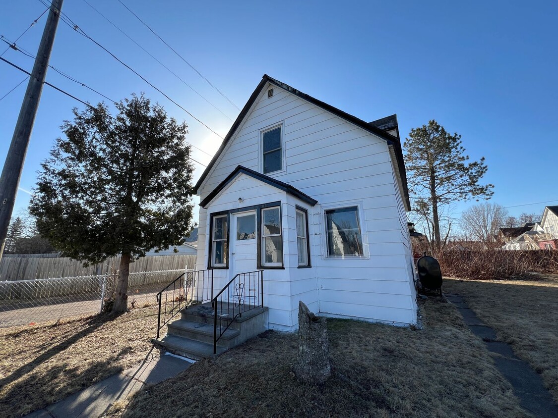 Primary Photo - AVAILABLE JUNE - 4 Bed 1 Bath House in the...